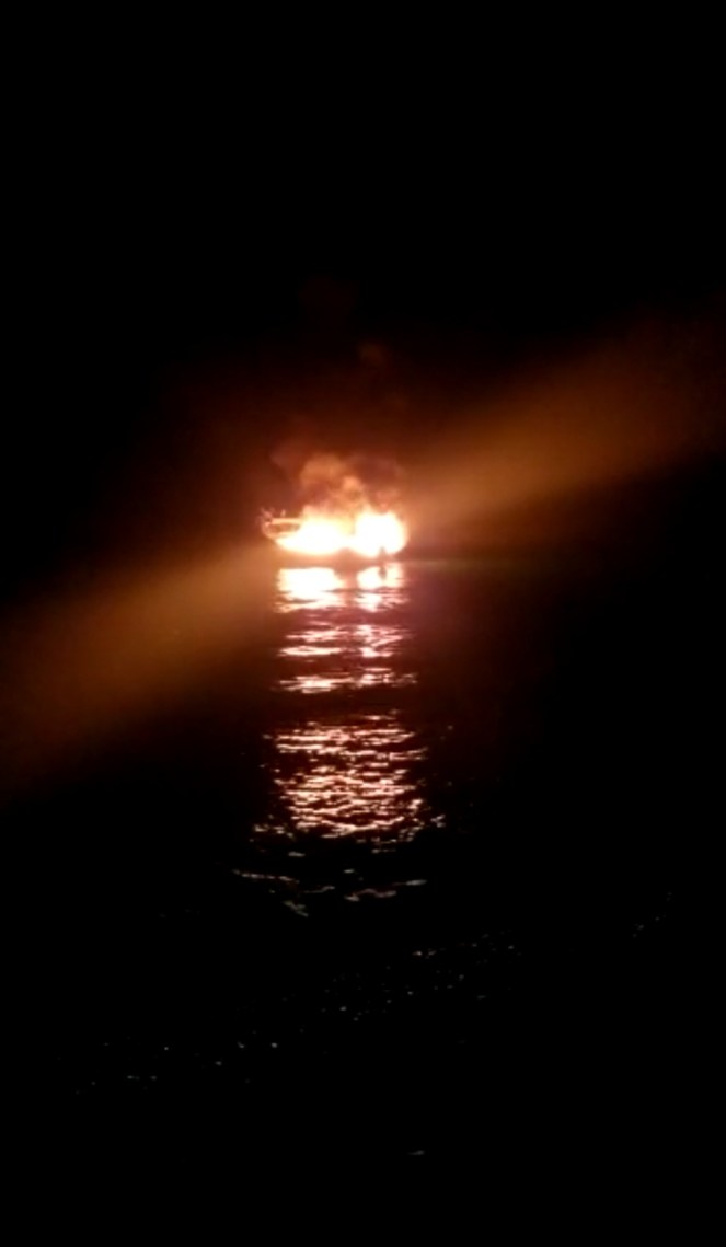 Entre Marigot et Anse-à-Pitre, un petit bateau a pris feu avec 16 personnes à&nbsp;bord