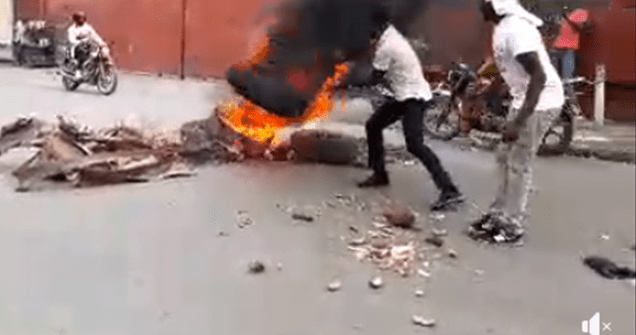 La familles et les camarades d&rsquo;Eveline Sincère dans la&nbsp;rue