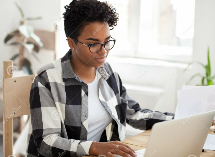 Prodige École de Commerce a distribué des contrats de travail et des cartes de&nbsp;recharge