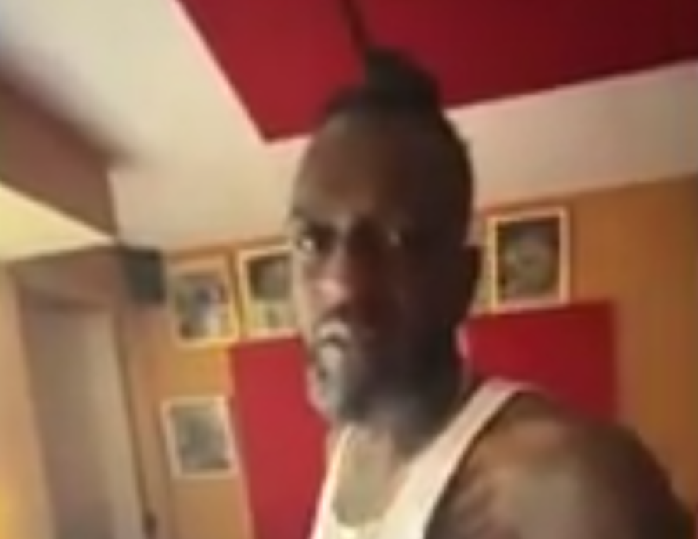 Fantom menacerait de briser le cou de Carel&nbsp;Pedre