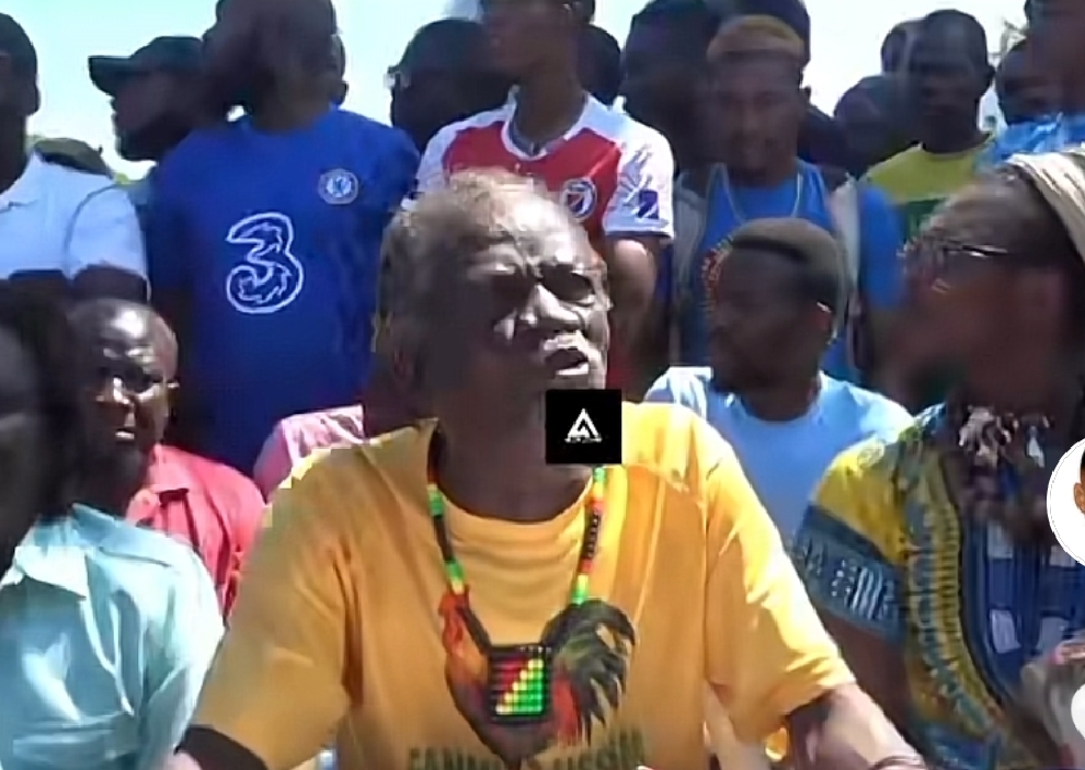 Des manifestants menacent de battre à mort André Michel à cause de sa traitrise