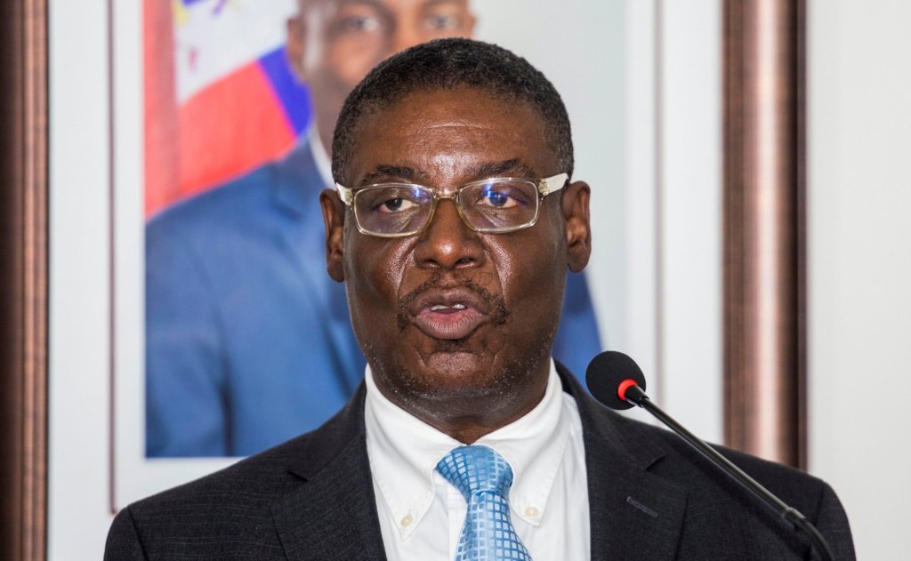 Voulant fuir le pays à la veille d’une éventuelle intervention militaire, le ministre de l’intérieur est humilié par l’ambassade d’Allemagne