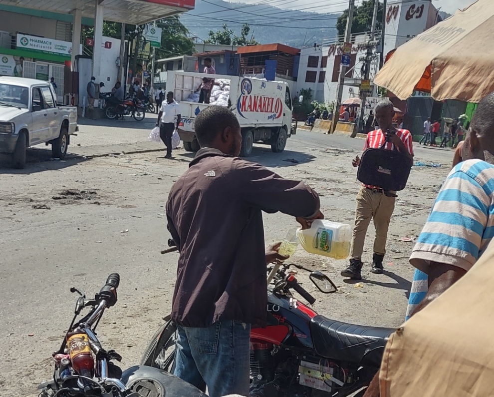 Crise de carburant : La résignation des chauffeurs de taxi moto font le bonheur des&nbsp;revendeurs