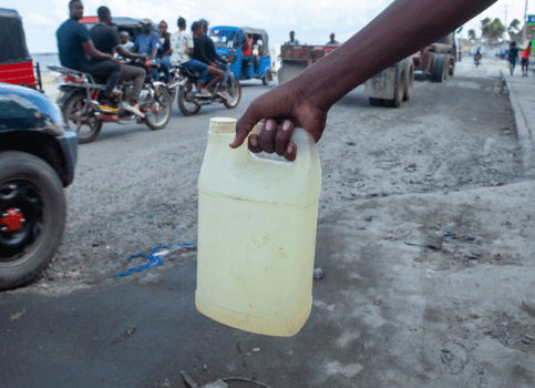 Les gallons de gazoline sont de retour sur les trottoirs