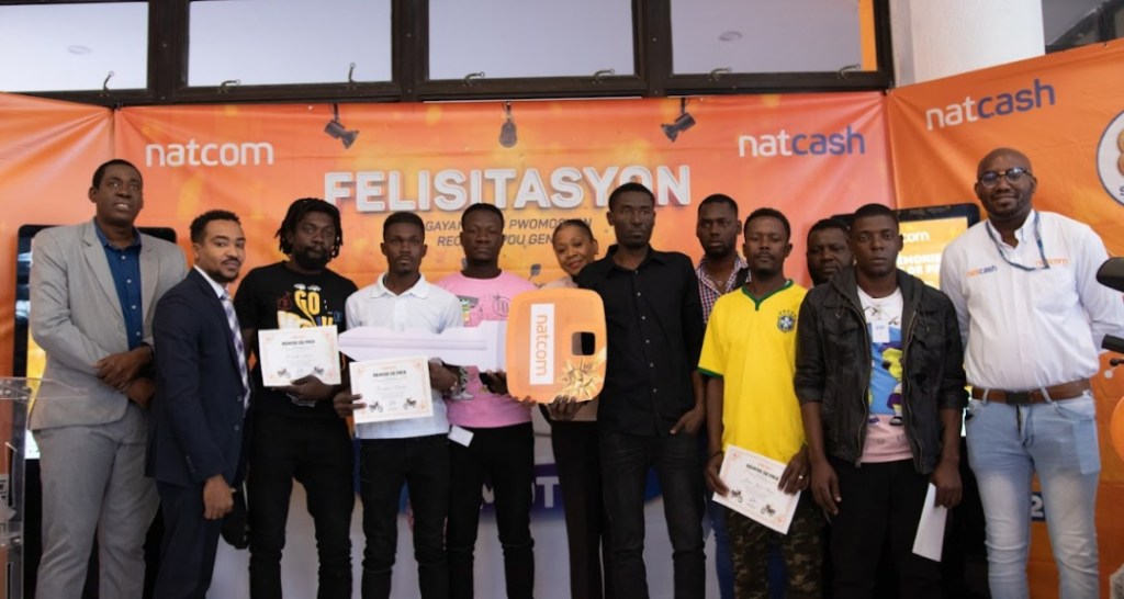 RECHAJE POUW GENYEN : La Natcom remet 8 motocyclettes flambant neuvesaux grands&nbsp;gagnants