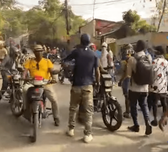 La police nationale fait la chasse aux manifestants contre l’insécurité et l’indifférence du&nbsp;gouvernement