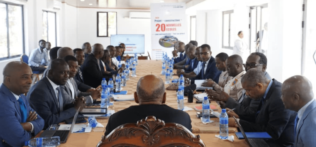 Tandis que les écoles existantes ne peuvent fonctionner, le gouvernement fait croire qu’il veut construire 20 autres