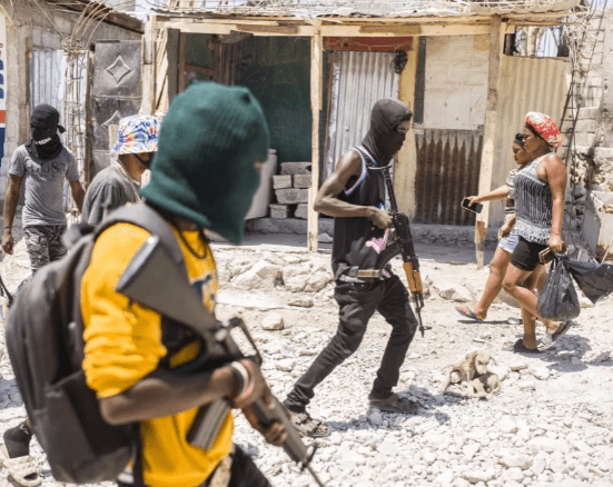 Les civils armés font une grande démonstration de force, l’Etat réduit les&nbsp;libertés