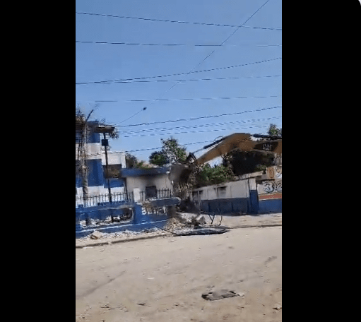 Les bandits démolissent le commissariat de Gressier