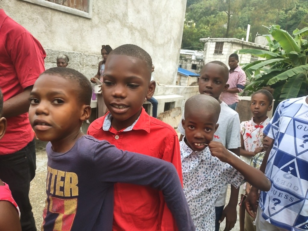 25 décembre 2024 : Prodige pour Christ International distribue de l’argent et d’autres&nbsp;cadeaux