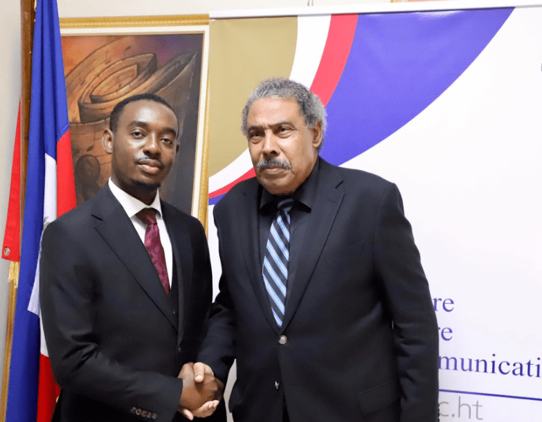 Un jeune à la secrétairie d&rsquo;Etat à la&nbsp;communication