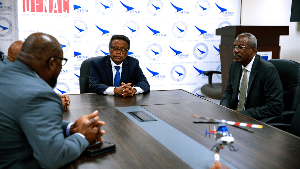 Fritz Alphonse Jean en visite à l’aéroport Toussaint Louverture