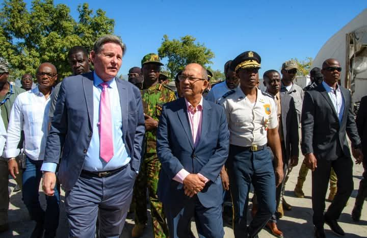 Les États-Unis offrent un important don de matériel à la Police Nationale d&rsquo;Haïti pour renforcer la lutte contre les&nbsp;gangs