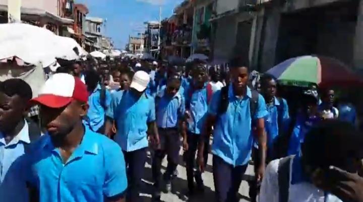 Jérémie : Des lycéens en colère face à la grève prolongée des&nbsp;enseignants