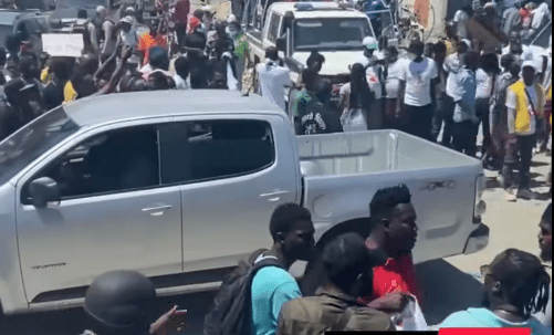 Retour du PM : Des centaines de jeunes accueillent le chef du gouvernement sur fond de&nbsp;corruption