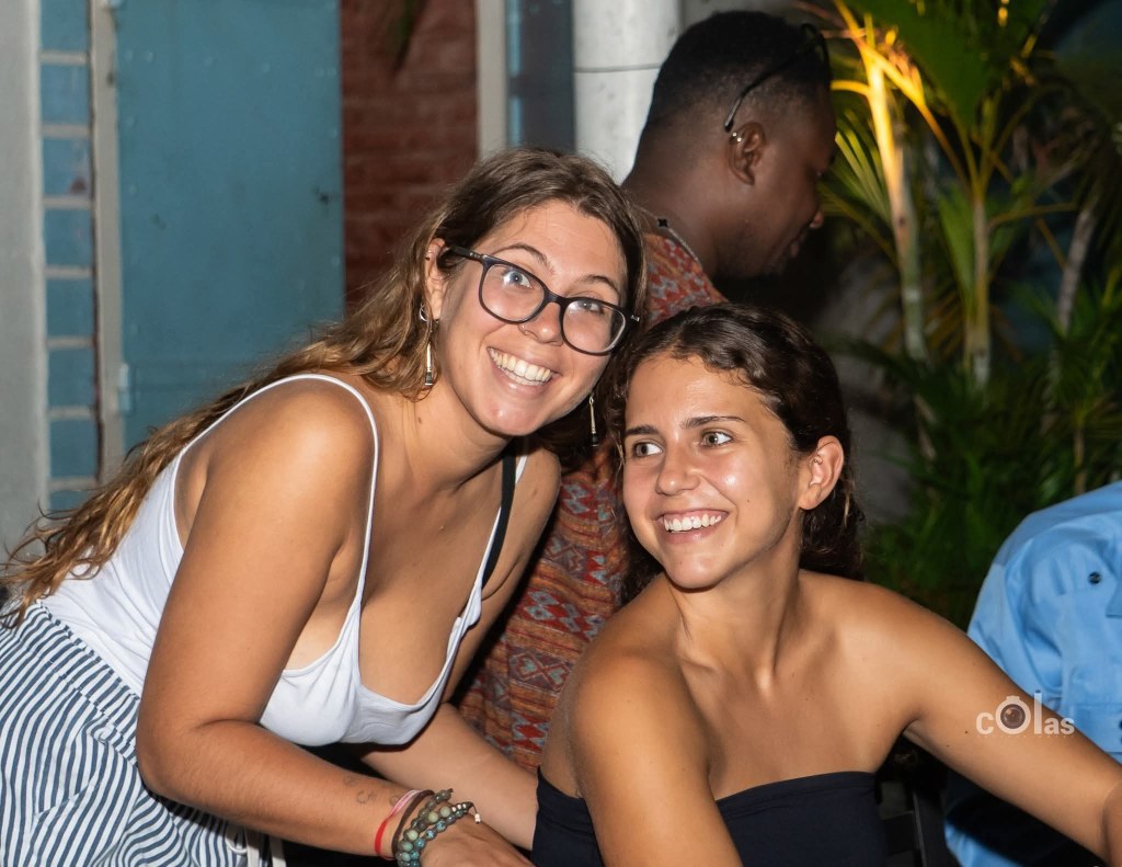 Jacmel – La rue du Commerce sublimée par une soirée poétique et&nbsp;théâtrale