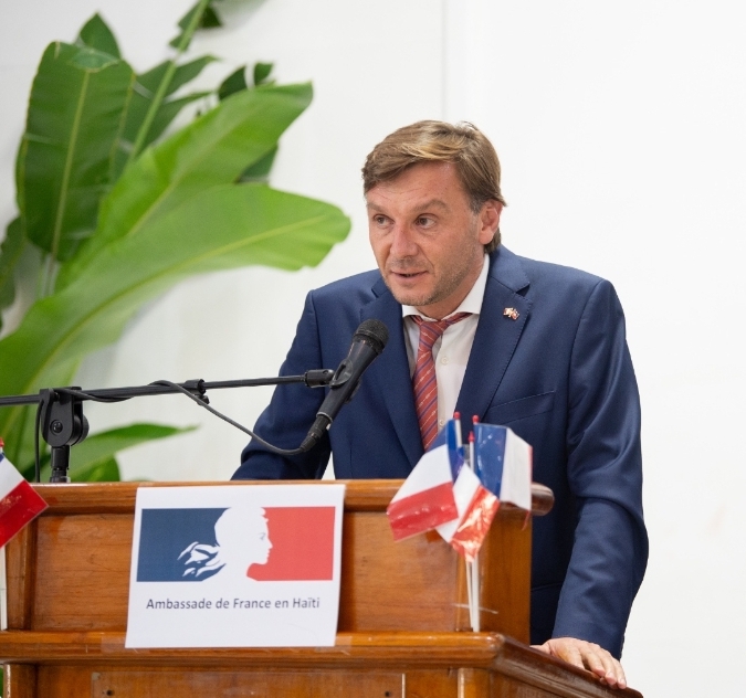 L’ambassade de France en Haïti se soumet à la violence des&nbsp;gangs