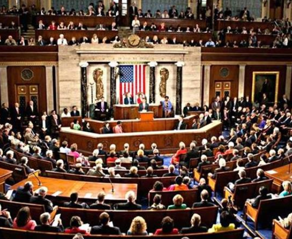 Le parlement américain veut limiter les pouvoirs de Donald Trump