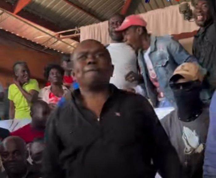 André Michel chahuté lors d&rsquo;une conférence de&nbsp;presse