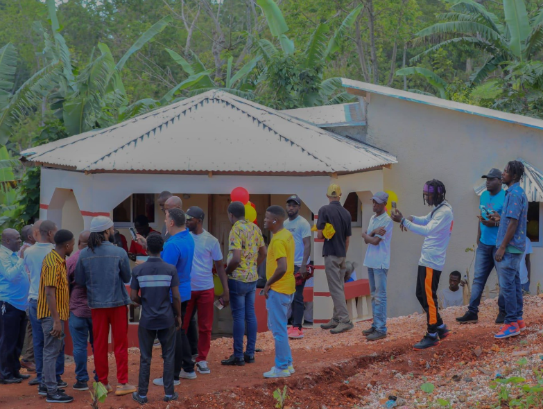 Edo Zenny remet une maison neuve à une citoyenne dans le&nbsp;besoin