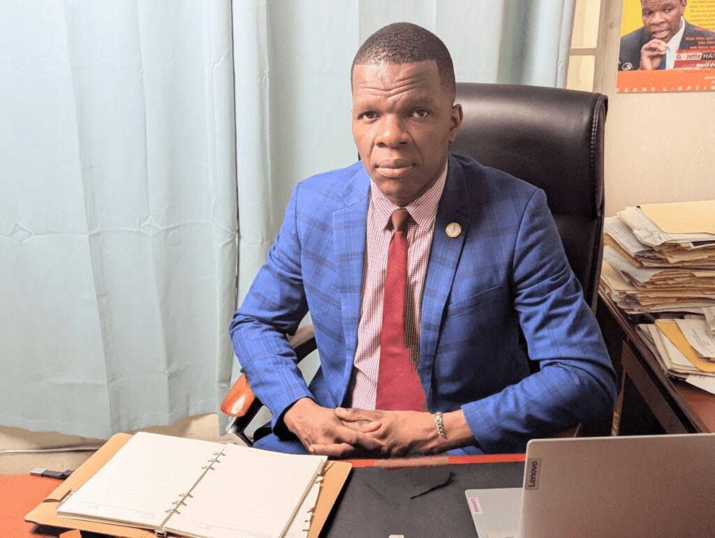 Le juriste haïtien Arnel Rémy décroche une maîtrise en droit à l’Université Paris&nbsp;8