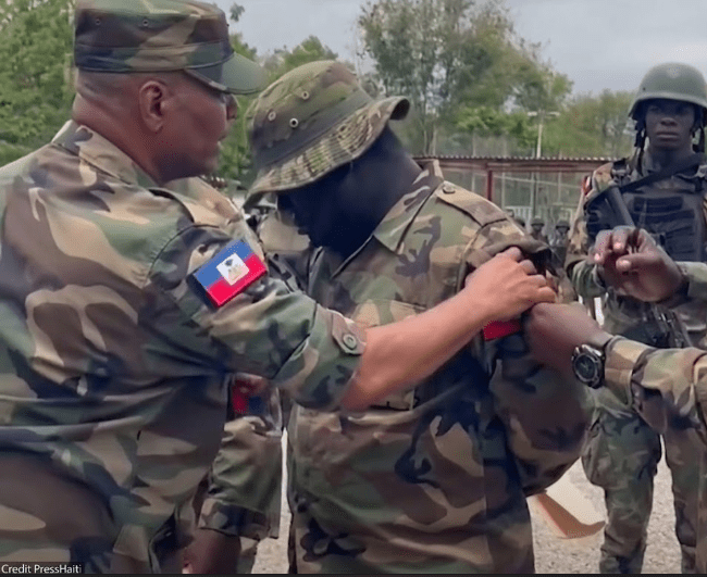 Deux soldats haïtiens révoqués pour vol lors d’une&nbsp;patrouille