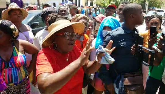 Des petits marchands manifestent devant la mairie du Cap-Haïtien