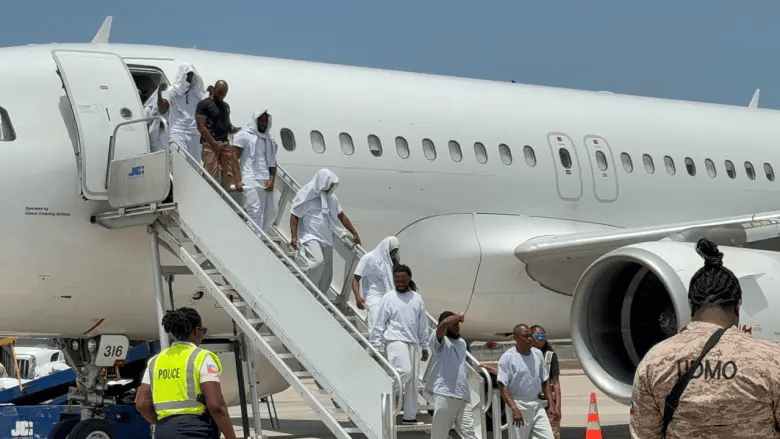 Avec une aide de 15 000 gourdes chacun, 77 ressortissants rapatriés des États-Unis accueillis au Cap-Haïtien